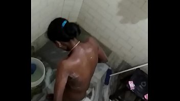 Дрочер пишет на камеру мастурбацию ирины в ванной